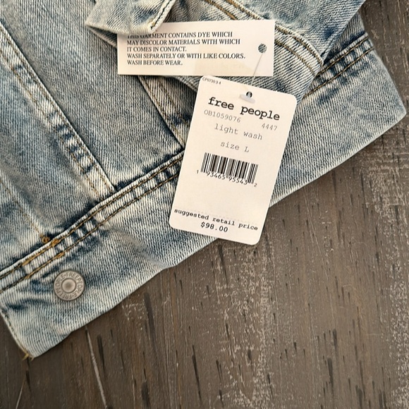 Free People NWT 🤩 Rare distressed Jean Jacket - Picture 3 of 7